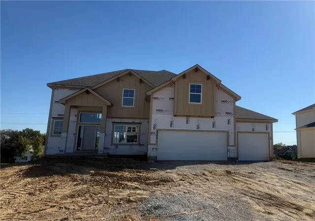 Single family home for sale at 9005 N Poplar Ave, Kansas City, MO 64156 | MLS# 2645809