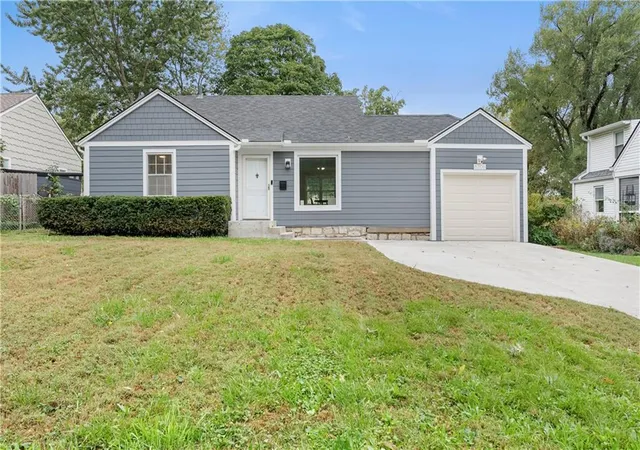 Single family home for sale at 8306 Ward Pkwy Plz, Kansas City, MO 64114 | MLS# 2645820
