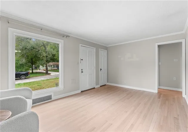 Photo 4 of Single family home for sale at 8306 Ward Pkwy Plz, Kansas City, MO 64114 | MLS# 2645820 | Listing updated on 2026-10-16