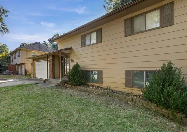 Photo 2 of Single family home for sale at 8918 N Oak Trafficway, Kansas City, MO 64155 | MLS# 2645838 | Listing updated on 2026-10-21
