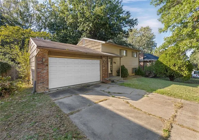 Photo 3 of Single family home for sale at 8918 N Oak Trafficway, Kansas City, MO 64155 | MLS# 2645838 | Listing updated on 2026-10-21