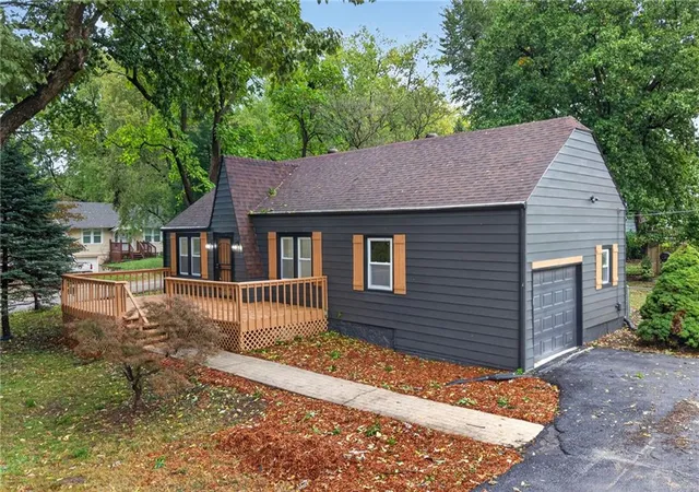Photo 3 of Sale Pending at 4641 N Elmwood Ave, Kansas City, MO 64117 | MLS# 2645842 | Listing updated on 2026-10-16