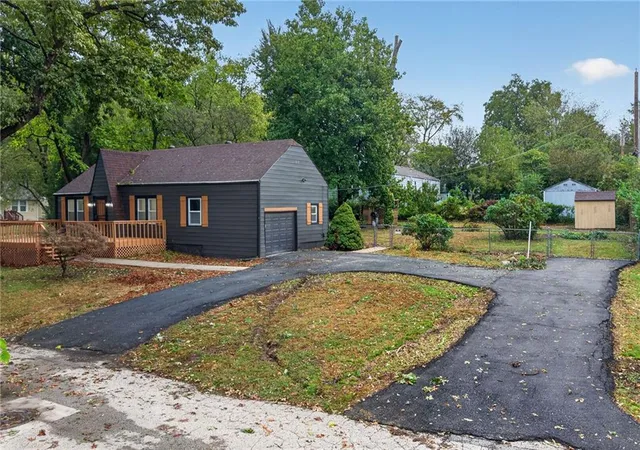 Photo 4 of Sale Pending at 4641 N Elmwood Ave, Kansas City, MO 64117 | MLS# 2645842 | Listing updated on 2026-10-16