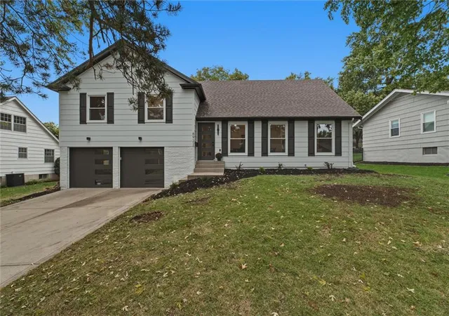 Single family home for sale at 6922 W 101st Street, Overland Park, KS 66212 | MLS# 2645846