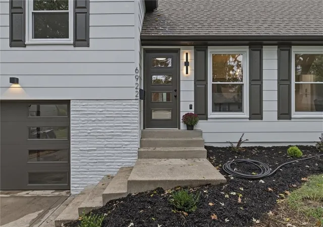 Photo 1 of Single family home for sale at 6922 W 101st Street, Overland Park, KS 66212 | MLS# 2645846 | Listing updated on 2026-10-19