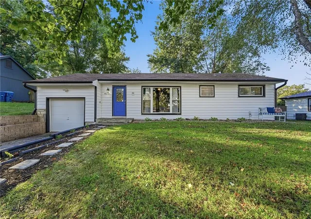 Photo 1 of Sale Pending at 405 Ne Moreland Dr, Kansas City, MO 64118 | MLS# 2645873 | Listing updated on 2026-10-18