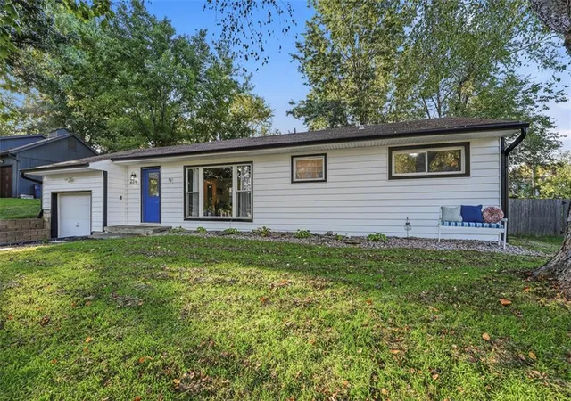 Photo 2 of Sale Pending at 405 Ne Moreland Dr, Kansas City, MO 64118 | MLS# 2645873 | Listing updated on 2026-10-18