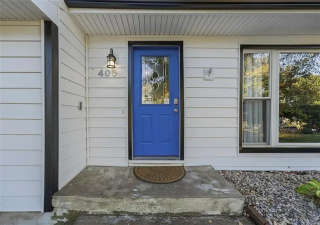Photo 3 of Sale Pending at 405 Ne Moreland Dr, Kansas City, MO 64118 | MLS# 2645873 | Listing updated on 2026-10-18