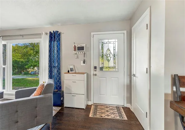 Photo 3 of Sale Pending at 405 NE Moreland Dr, Kansas City, MO 64118 | MLS# 2645873 | Listing updated on 2026-10-18