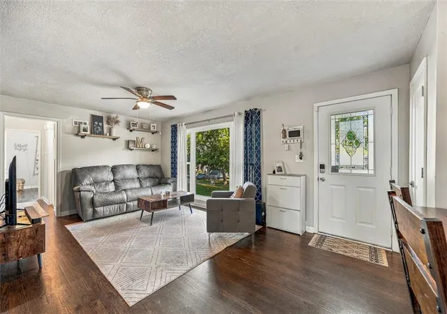 Photo 4 of Sale Pending at 405 NE Moreland Dr, Kansas City, MO 64118 | MLS# 2645873 | Listing updated on 2026-10-18