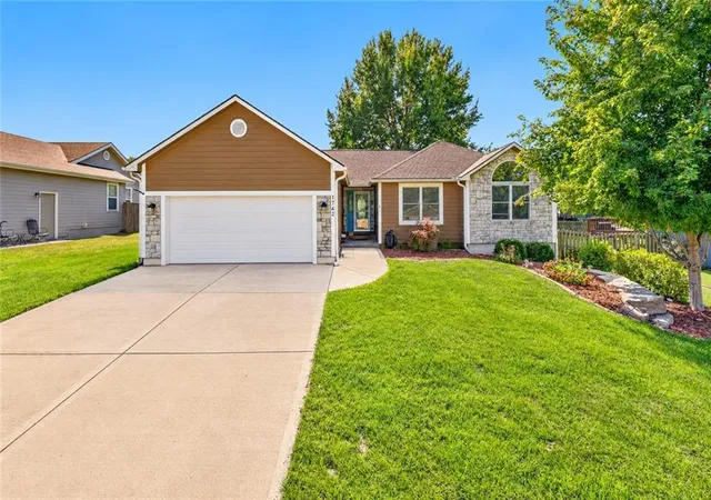 Single family home for sale at 1742 Finch Dr, Tonganoxie, KS 66086 | MLS# 2645874