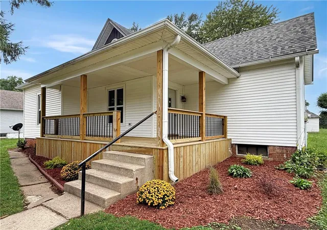 Photo 2 of Single family home for sale at 1100 Walnut St, Higginsville, MO 64037 | MLS# 2645889 | Listing updated on 2026-10-07
