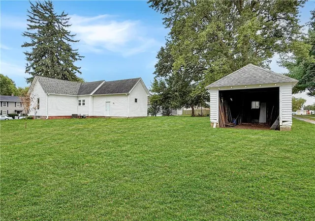 Photo 3 of Single family home for sale at 1100 Walnut St, Higginsville, MO 64037 | MLS# 2645889 | Listing updated on 2026-10-07