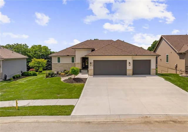Photo 3 of Single family home for sale at 4209 Ne Hideaway Dr, Lees Summit, MO 64064 | MLS# 2645898 | Listing updated on 2026-10-07