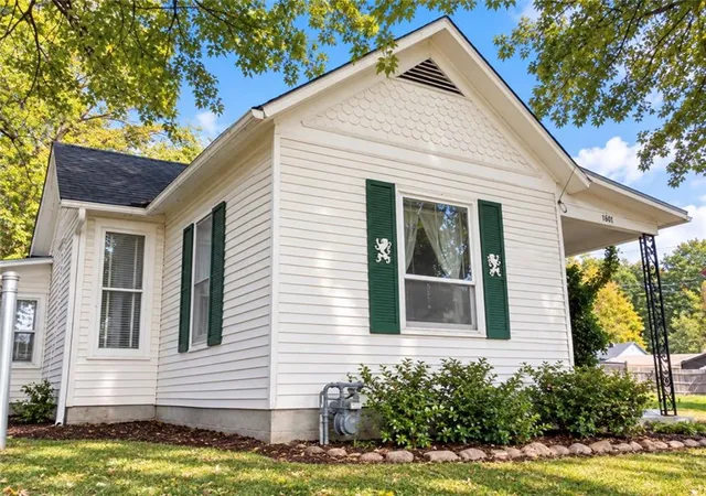 Photo 3 of Single family home for sale at 1811 Pacific St, Saint Joseph, MO 64503 | MLS# 2645917 | Listing updated on 2026-10-08