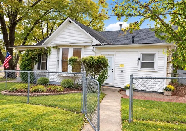 Photo 4 of Single family home for sale at 1811 Pacific St, Saint Joseph, MO 64503 | MLS# 2645917 | Listing updated on 2026-10-08