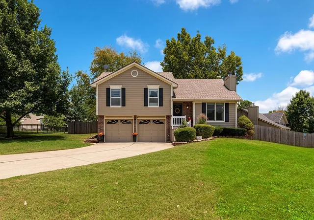 Single family home for sale at 2301 NE Chipman St, Lees Summit, MO 64086 | MLS# 2645920