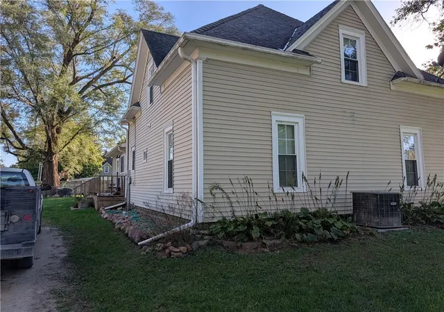 Photo 3 of Single family home for sale at 621 N Smith St, Burlington Junction, MO 64428 | MLS# 2645926 | Listing updated on 2026-10-08