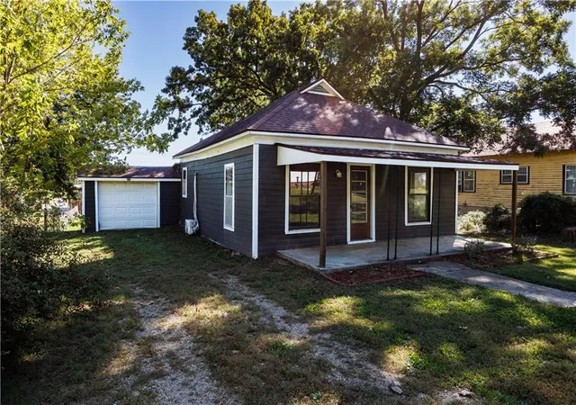 Photo 3 of Single family home for sale at 320 South 8th, Fredonia, KS 66736 | MLS# 2645950 | Listing updated on 2026-10-09