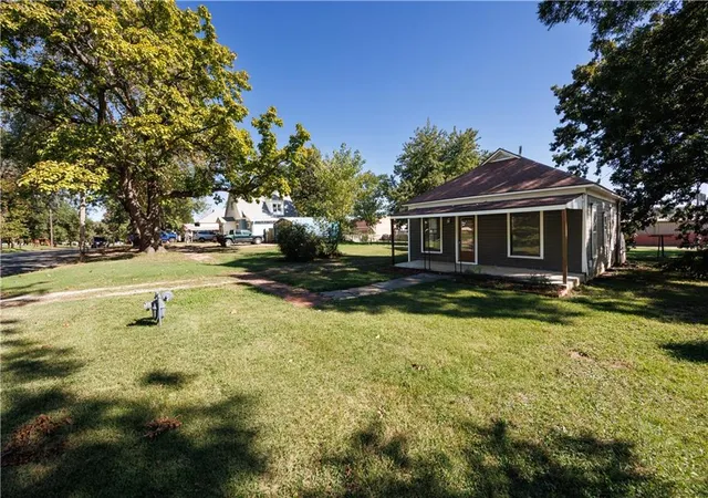 Photo 3 of Single family home for sale at 320 South 8th, Fredonia, KS 66736 | MLS# 2645950 | Listing updated on 2026-10-09