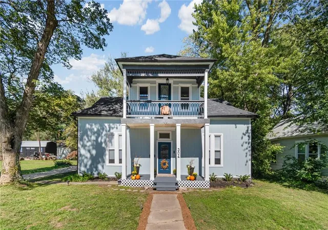 Single family home for sale at 304 W Royle St, Richmond, MO 64085 | MLS# 2645958