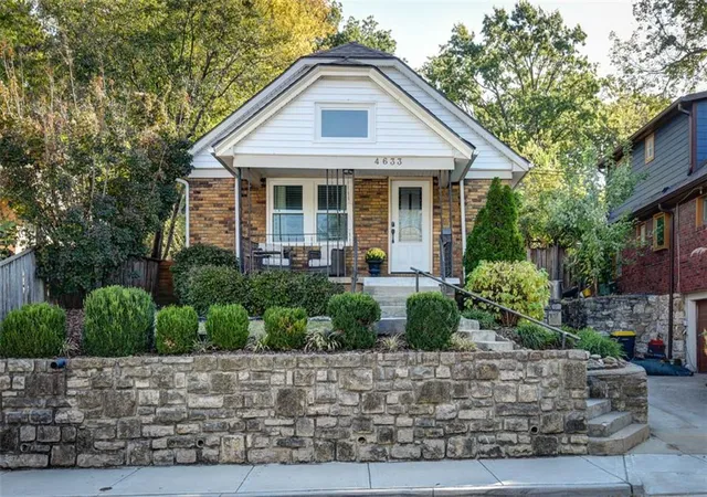 Photo 1 of Single family home for sale at 4633 Wyoming St, Kansas City, MO 64112 | MLS# 2645968 | Listing updated on 2026-10-16