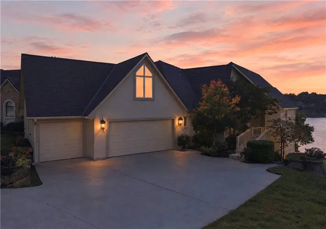 Photo 3 of Single family home for sale at 118 NE Edgewater Dr, Lees Summit, MO 64064 | MLS# 2645971 | Listing updated on 2026-10-08