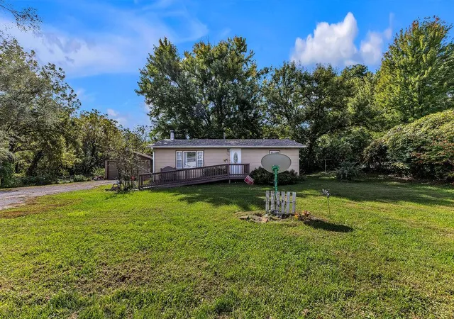 Single family home for sale at 902 NE County Line Rd, Saint Joseph, MO 64505 | MLS# 2645972