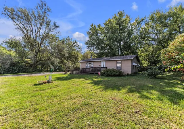 Photo 2 of Single family home for sale at 902 Ne County Line Rd, Saint Joseph, MO 64505 | MLS# 2645972 | Listing updated on 2026-10-21