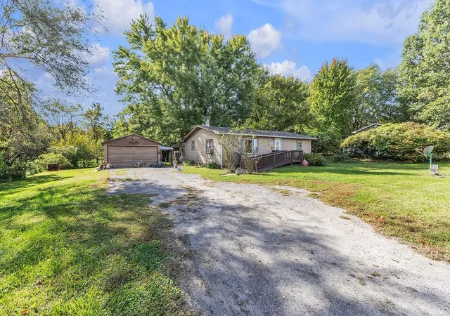 Photo 3 of Single family home for sale at 902 Ne County Line Rd, Saint Joseph, MO 64505 | MLS# 2645972 | Listing updated on 2026-10-21