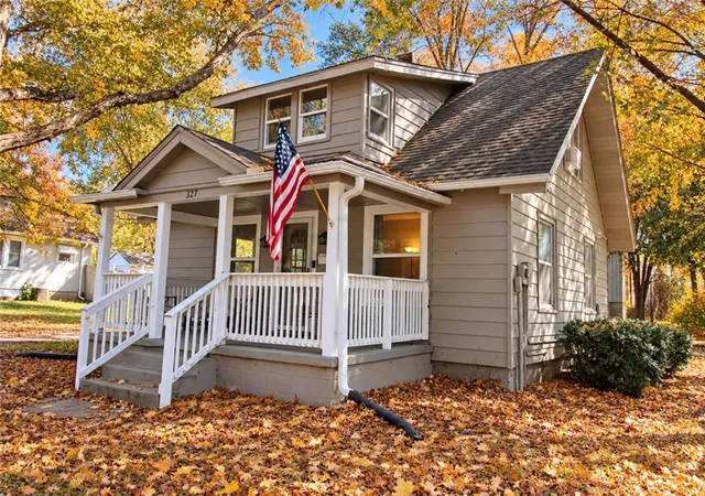 Photo 2 of Single family home for sale at 327 W Southside Blvd, Independence, MO 64055 | MLS# 2645973 | Listing updated on 2026-10-17