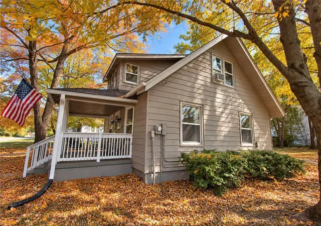 Photo 3 of Single family home for sale at 327 W Southside Blvd, Independence, MO 64055 | MLS# 2645973 | Listing updated on 2026-10-17