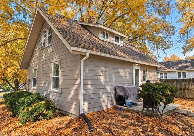 Photo 4 of Single family home for sale at 327 W Southside Blvd, Independence, MO 64055 | MLS# 2645973 | Listing updated on 2026-10-17