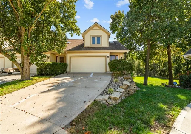 Townhouse for sale at 8204 NW Bradford Ct, Kansas City, MO 64151 | MLS# 2645985