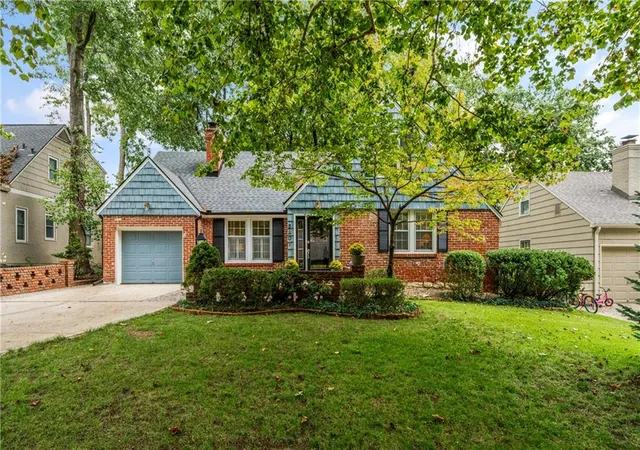 Single family home for sale at 5307 Aberdeen Rd, Mission, KS 66205 | MLS# 2646006