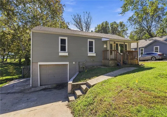 Photo 2 of Sale Pending at 5523 N Poe St, Kansas City, MO 64119 | MLS# 2646011 | Listing updated on 2026-10-25