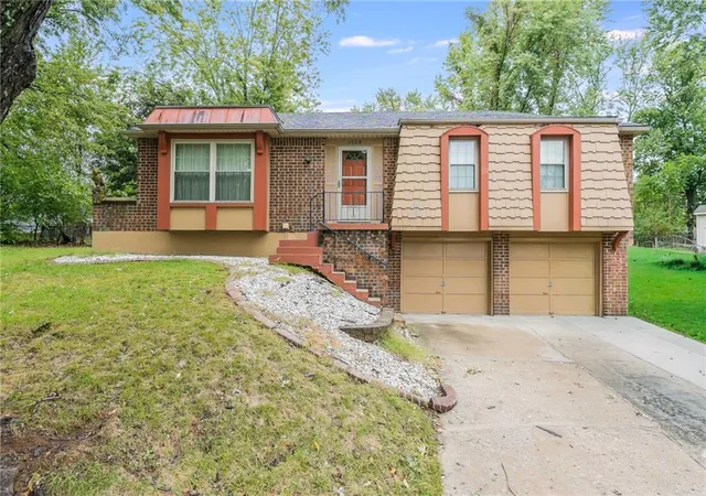 Photo 1 of Single family home for sale at 1008 Nw Arlington Ct, Blue Springs, MO 64015 | MLS# 2646013 | Listing updated on 2026-10-16