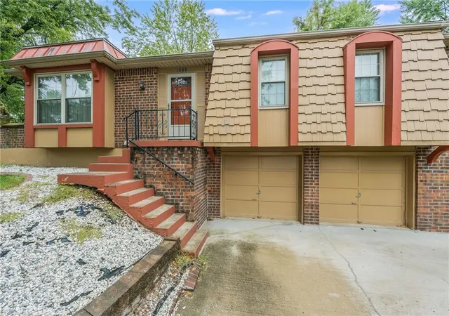 Photo 3 of Single family home for sale at 1008 Nw Arlington Ct, Blue Springs, MO 64015 | MLS# 2646013 | Listing updated on 2026-10-16