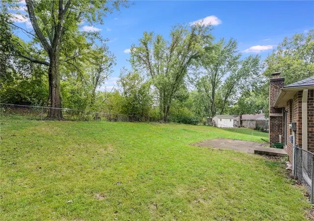 Photo 3 of Single family home for sale at 1008 NW Arlington Ct, Blue Springs, MO 64015 | MLS# 2646013 | Listing updated on 2026-10-16