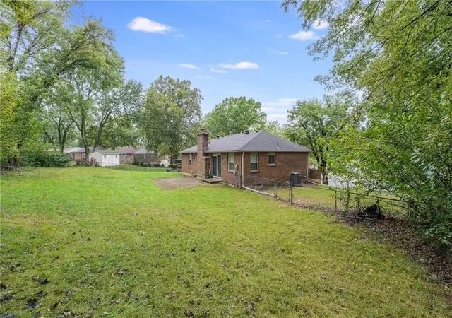 Photo 4 of Single family home for sale at 1008 NW Arlington Ct, Blue Springs, MO 64015 | MLS# 2646013 | Listing updated on 2026-10-16