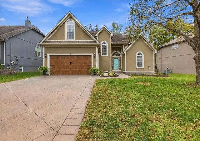 Single family home for sale at 517 Garnet Ln, Lee's Summit, MO 64064 | MLS# 2646015