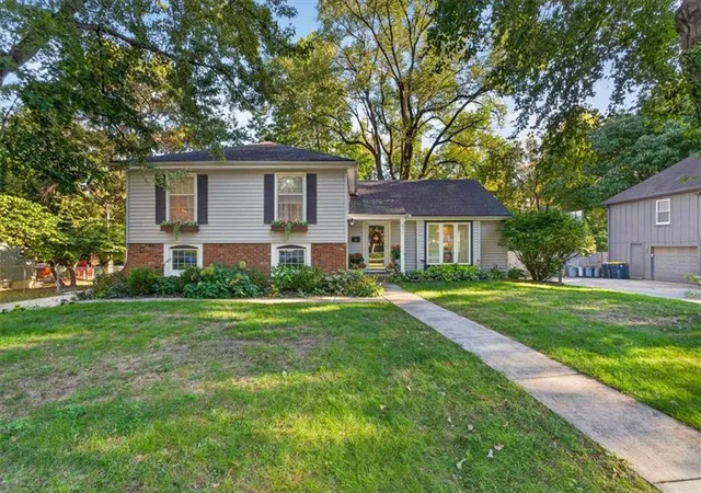Photo 2 of Single family home for sale at 611 W Santa Fe Trl, Kansas City, MO 64145 | MLS# 2646017 | Listing updated on 2026-10-11