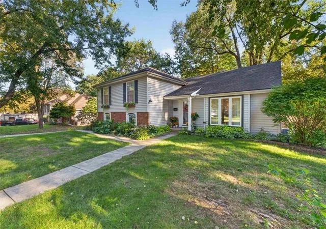Photo 3 of Single family home for sale at 611 W Santa Fe Trl, Kansas City, MO 64145 | MLS# 2646017 | Listing updated on 2026-10-11