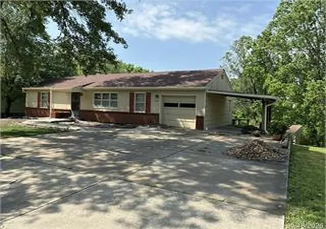Single family home for sale at 5820 N Lenox Ave, Kansas City, MO 64151 | MLS# 2646033