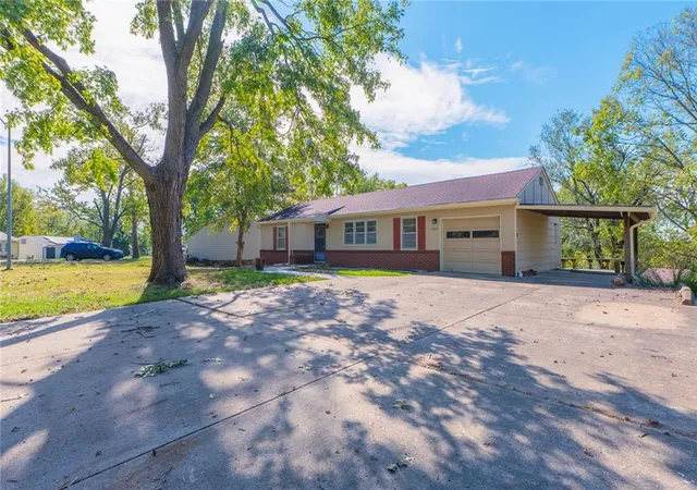 Photo 1 of Single family home for sale at 5820 N Lenox Ave, Kansas City, MO 64151 | MLS# 2646033 | Listing updated on 2026-10-21