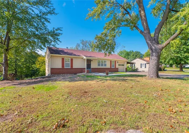 Photo 3 of Single family home for sale at 5820 N Lenox Ave, Kansas City, MO 64151 | MLS# 2646033 | Listing updated on 2026-10-21
