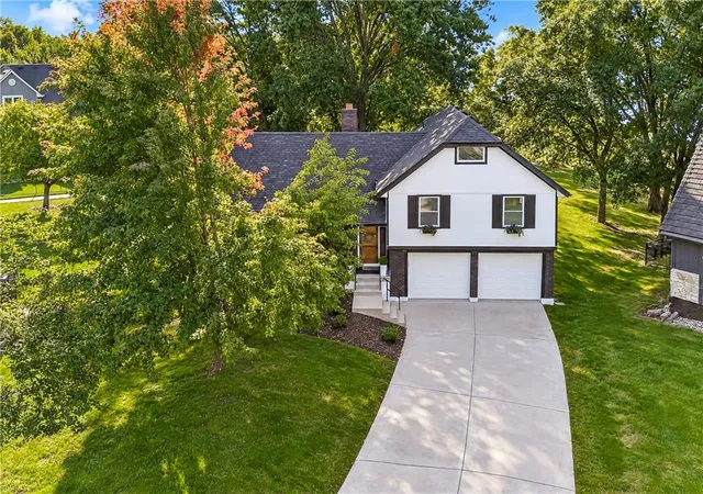 Photo 2 of Single family home for sale at 4085 Normandy Dr, Lees Summit, MO 64082 | MLS# 2646035 | Listing updated on 2026-10-09