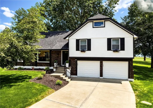 Photo 3 of Single family home for sale at 4085 Normandy Dr, Lees Summit, MO 64082 | MLS# 2646035 | Listing updated on 2026-10-09