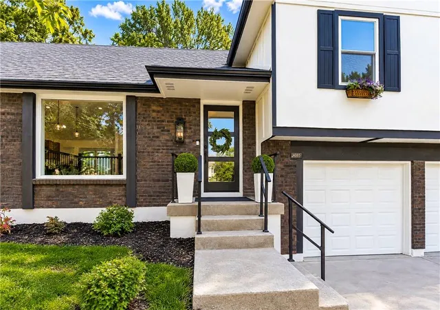 Photo 4 of Single family home for sale at 4085 Normandy Dr, Lees Summit, MO 64082 | MLS# 2646035 | Listing updated on 2026-10-09