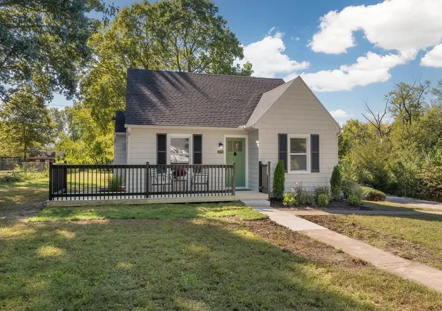Single family home for sale at 1105 NE Maple Dr, Kansas City, MO 64118 | MLS# 2646047